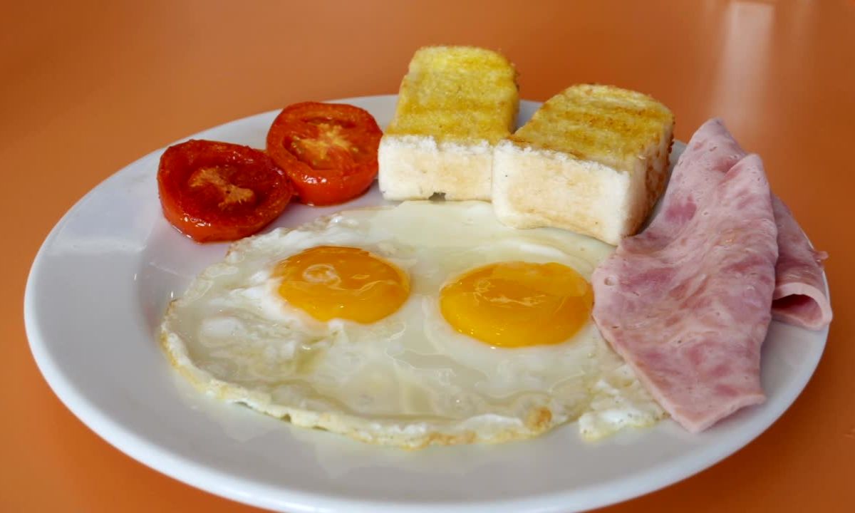 prikaz tanjira sa jajima, sirom,šunkom i paradajzom