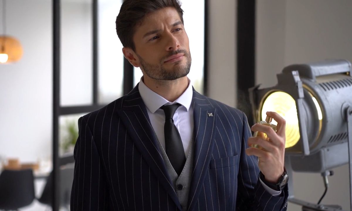 momak prska parfem na sebe