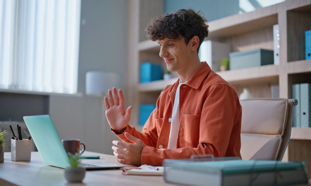 osoba radi za laptopom